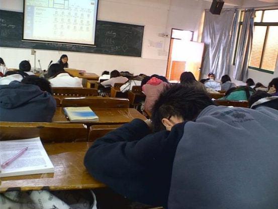 职校教室吃瓜,轻松一刻