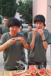 乌克兰女兵吃瓜,战火中的甜蜜瞬间