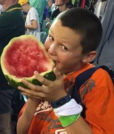 爰吃瓜的男孩,揭秘“爰吃瓜的男孩”的瓜界传奇